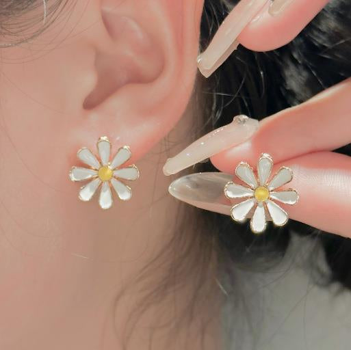 Small daisy flower earrings