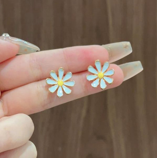 Small daisy flower earrings